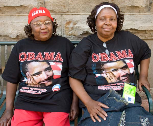 _mg_0002_0435_1 Not everyone who came to Denver for the convention was crazy or angry. These two sisters who came up from Georgia to sell souvenirs were very sweet.